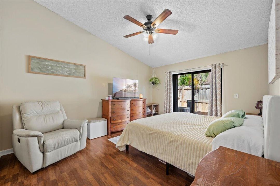 Active With Contract: $268,500 (2 beds, 2 baths, 1102 Square Feet)