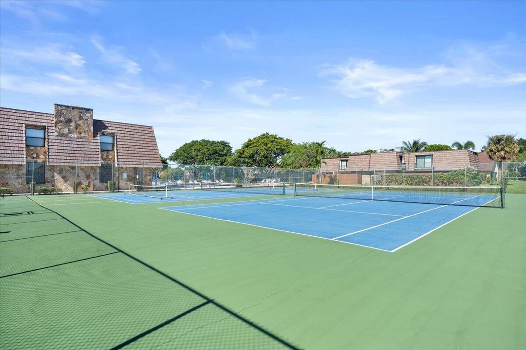 Active With Contract: $268,500 (2 beds, 2 baths, 1102 Square Feet)