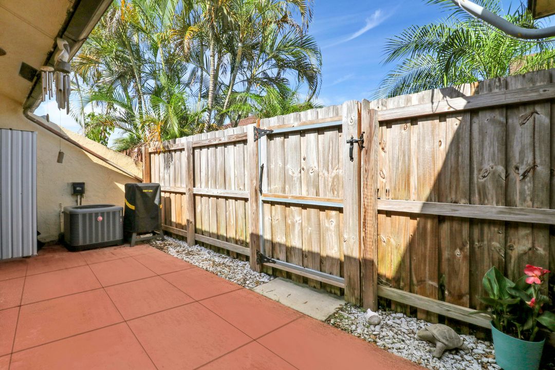 Active With Contract: $268,500 (2 beds, 2 baths, 1102 Square Feet)