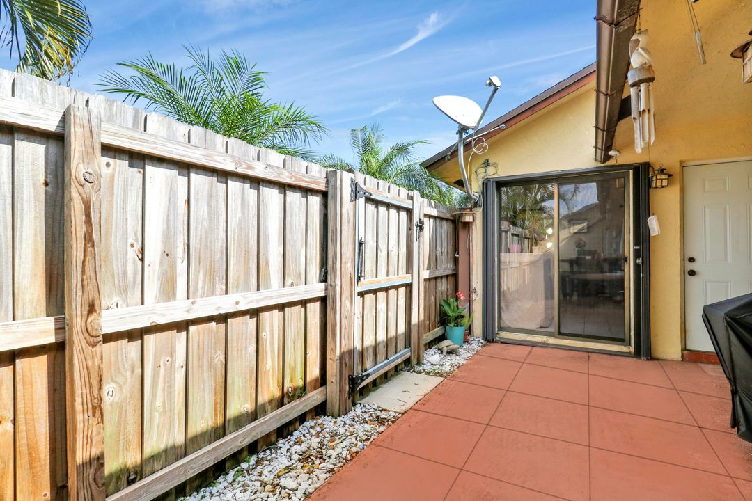 Active With Contract: $268,500 (2 beds, 2 baths, 1102 Square Feet)