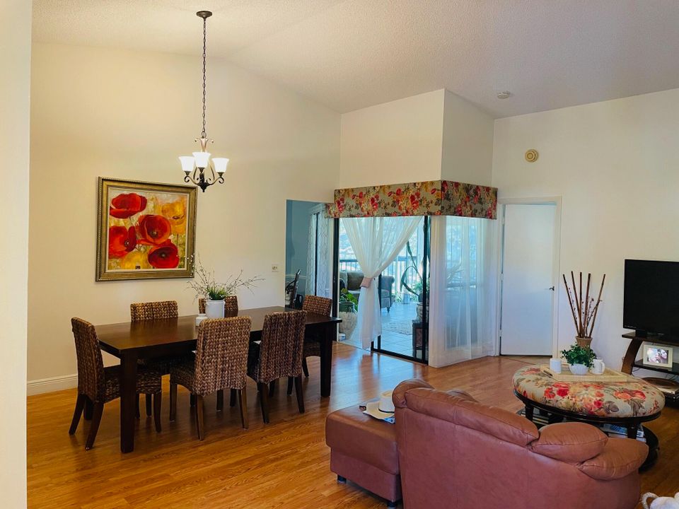 For Sale: $250,000 (3 beds, 2 baths, 1275 Square Feet)