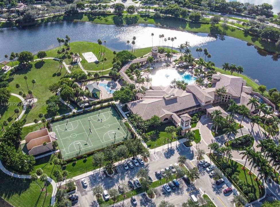 待售: $139,000 (2 贝兹, 2 浴室, 827 平方英尺)