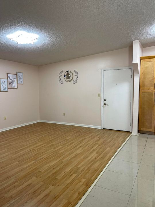 待售: $139,000 (2 贝兹, 2 浴室, 827 平方英尺)