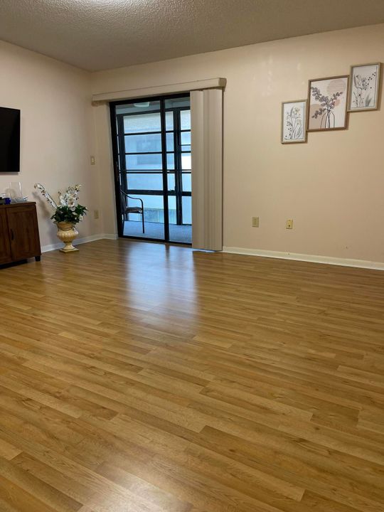 待售: $139,000 (2 贝兹, 2 浴室, 827 平方英尺)