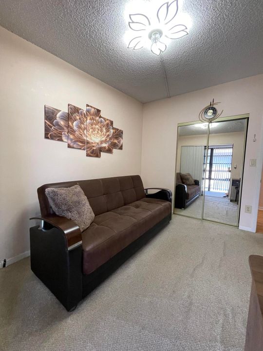 待售: $139,000 (2 贝兹, 2 浴室, 827 平方英尺)