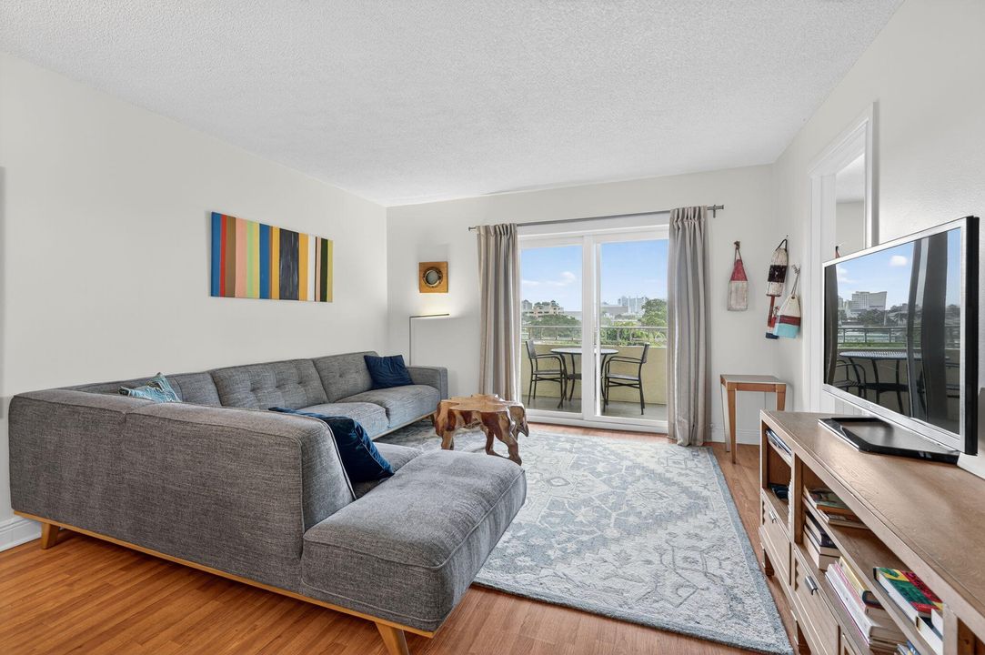 For Sale: $225,000 (2 beds, 1 baths, 850 Square Feet)