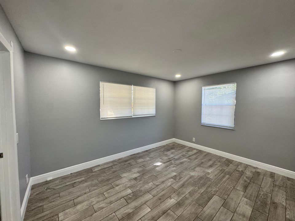 Activo con contrato: $4,300 (4 camas, 3 baños, 1342 Pies cuadrados)