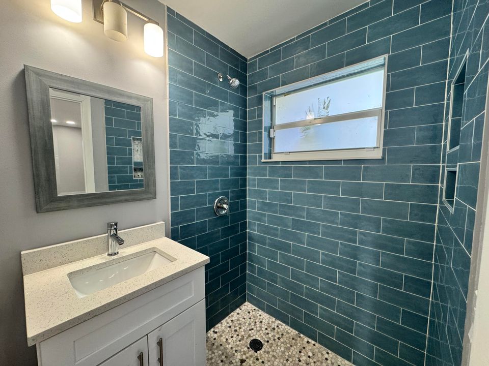 Activo con contrato: $4,300 (4 camas, 3 baños, 1342 Pies cuadrados)