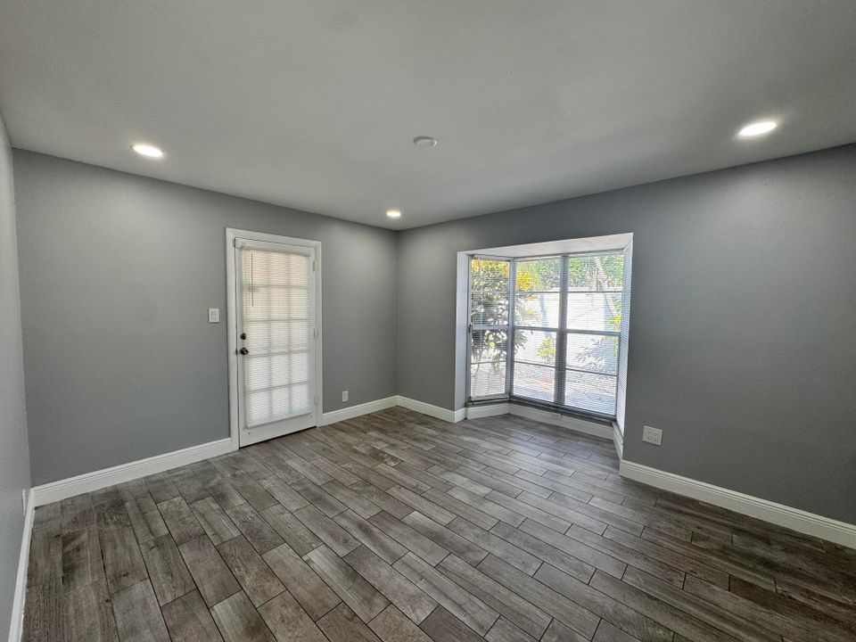 Activo con contrato: $4,300 (4 camas, 3 baños, 1342 Pies cuadrados)