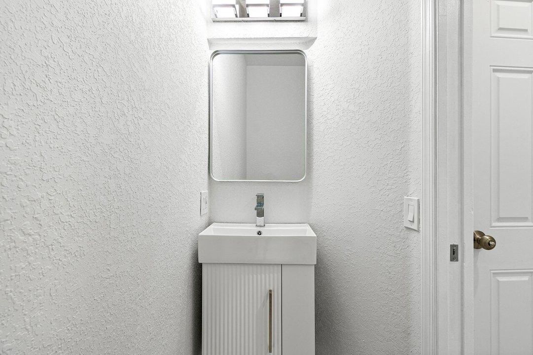 Active With Contract: $699,999 (3 beds, 3 baths, 1911 Square Feet)