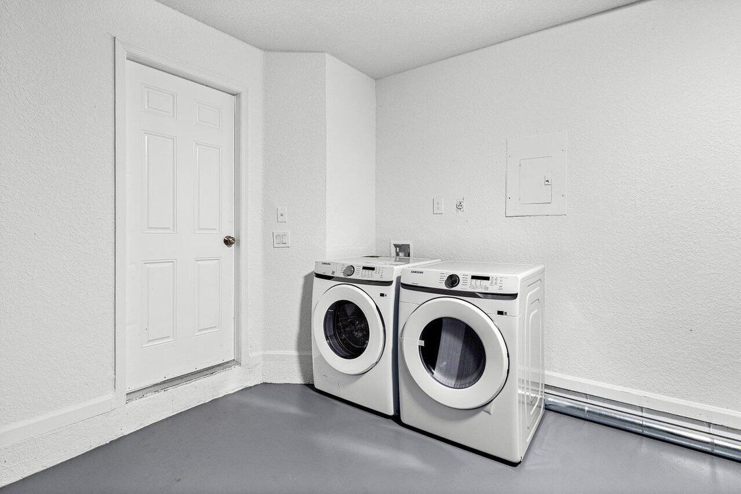 Active With Contract: $699,999 (3 beds, 3 baths, 1911 Square Feet)