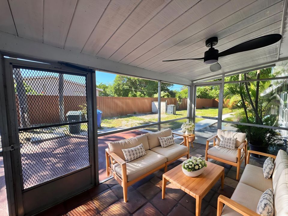 Activo con contrato: $4,300 (4 camas, 3 baños, 1342 Pies cuadrados)