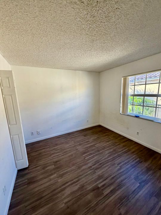 合同活跃: $1,950 (2 贝兹, 2 浴室, 923 平方英尺)