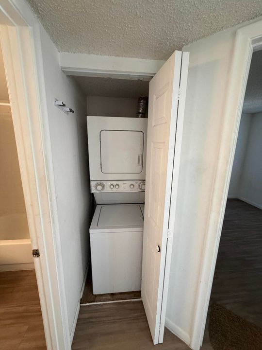 合同活跃: $1,950 (2 贝兹, 2 浴室, 923 平方英尺)