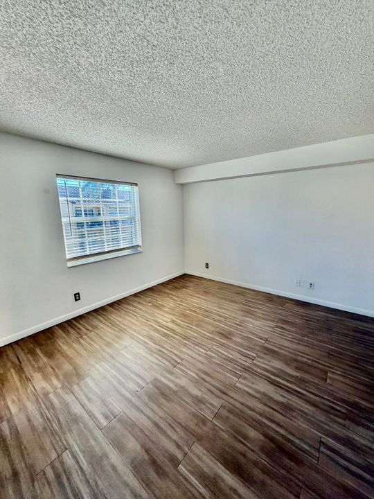 合同活跃: $1,950 (2 贝兹, 2 浴室, 923 平方英尺)