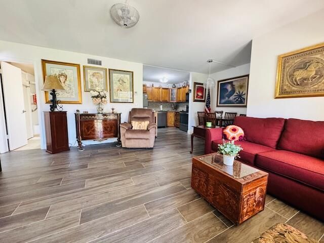 For Sale: $169,900 (1 beds, 1 baths, 682 Square Feet)