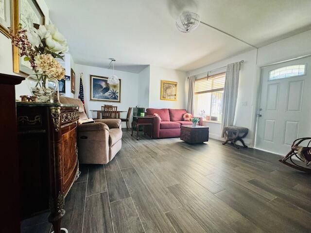 For Sale: $169,900 (1 beds, 1 baths, 682 Square Feet)