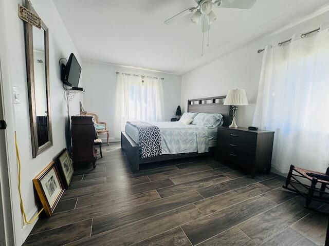 For Sale: $169,900 (1 beds, 1 baths, 682 Square Feet)