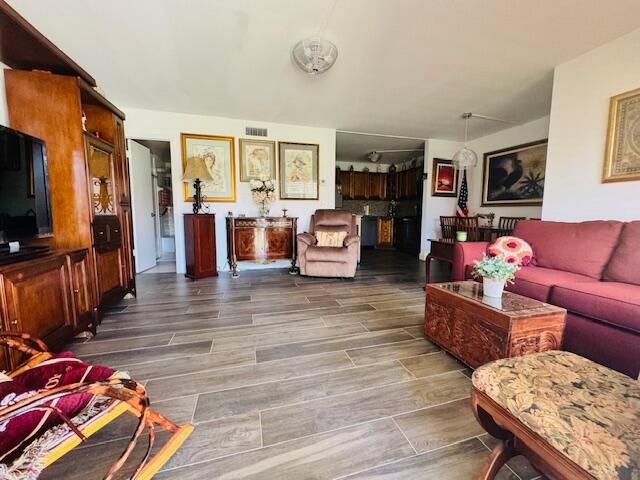 For Sale: $169,900 (1 beds, 1 baths, 682 Square Feet)