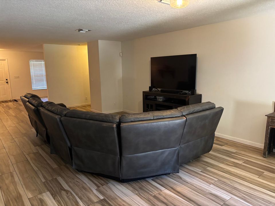 For Sale: $399,900 (4 beds, 2 baths, 2274 Square Feet)