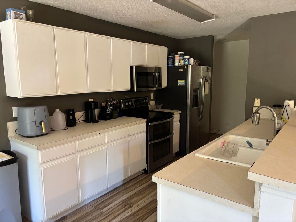 For Sale: $399,900 (4 beds, 2 baths, 2274 Square Feet)