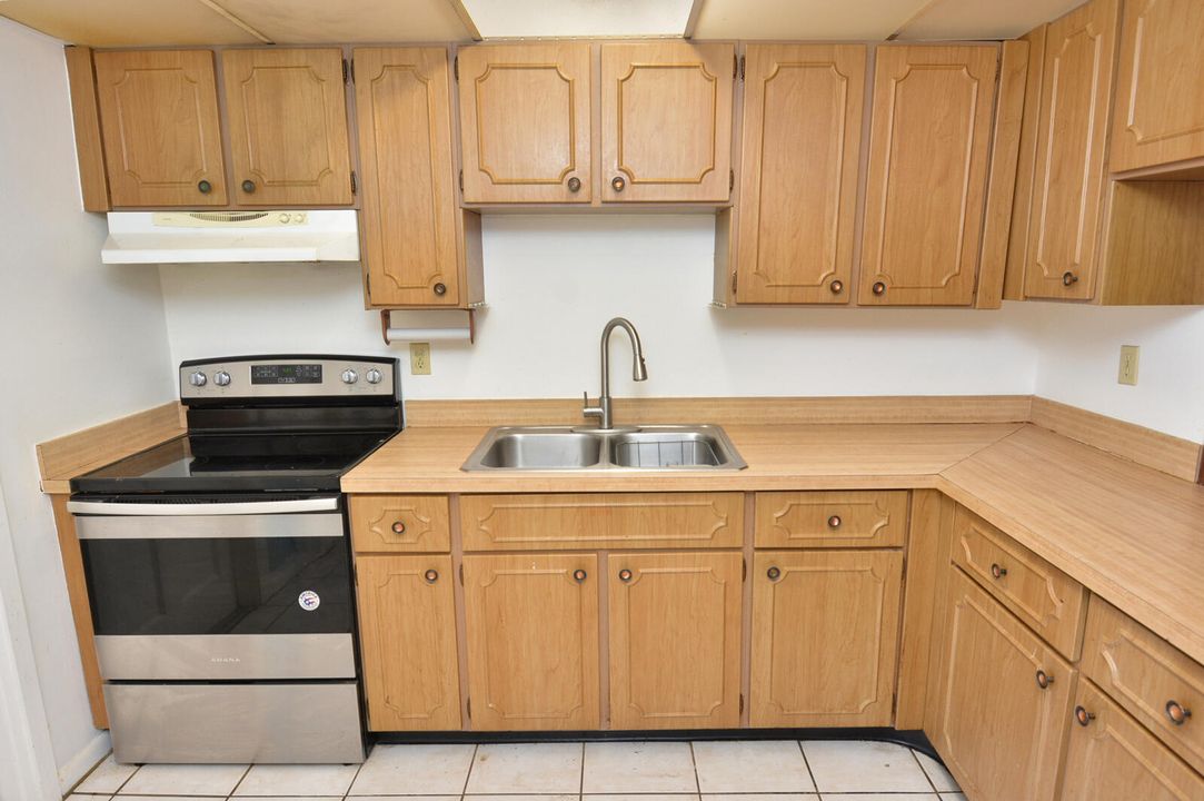 Active With Contract: $139,900 (2 beds, 2 baths, 1032 Square Feet)