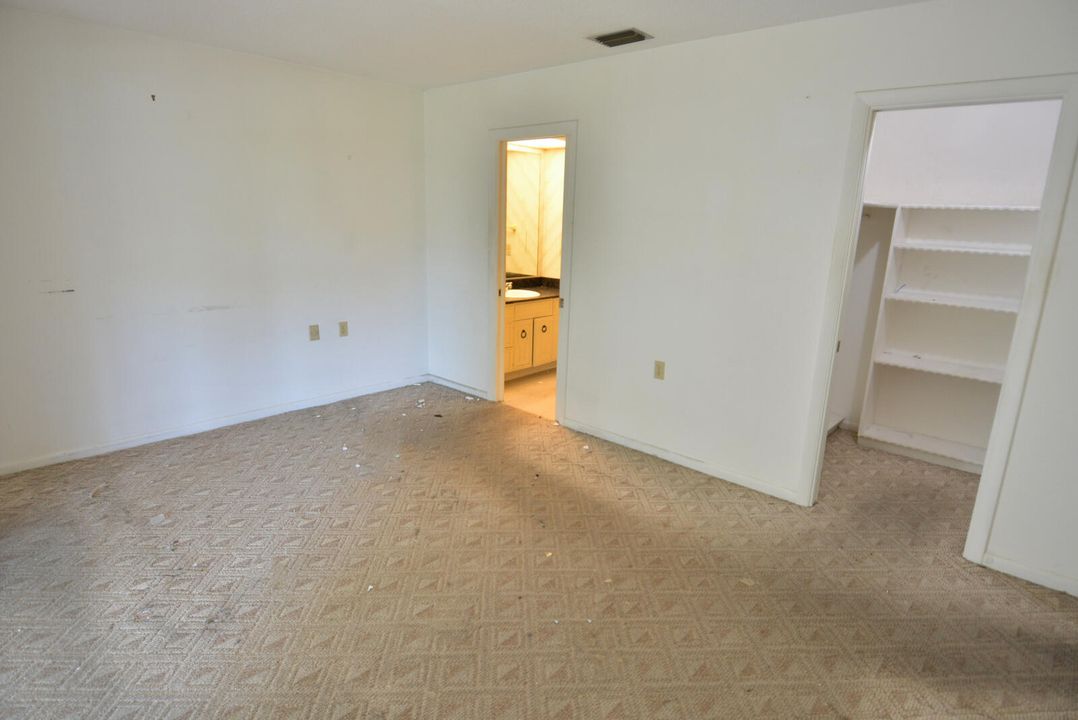 Active With Contract: $139,900 (2 beds, 2 baths, 1032 Square Feet)