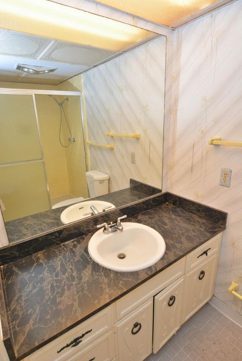 Active With Contract: $139,900 (2 beds, 2 baths, 1032 Square Feet)