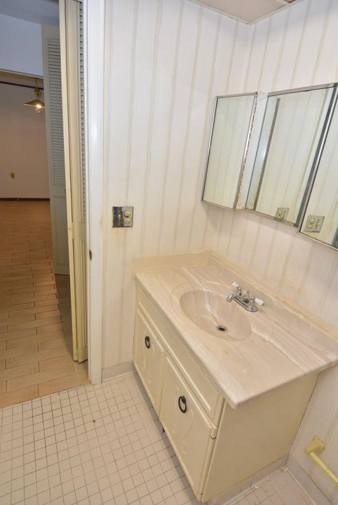 Active With Contract: $139,900 (2 beds, 2 baths, 1032 Square Feet)