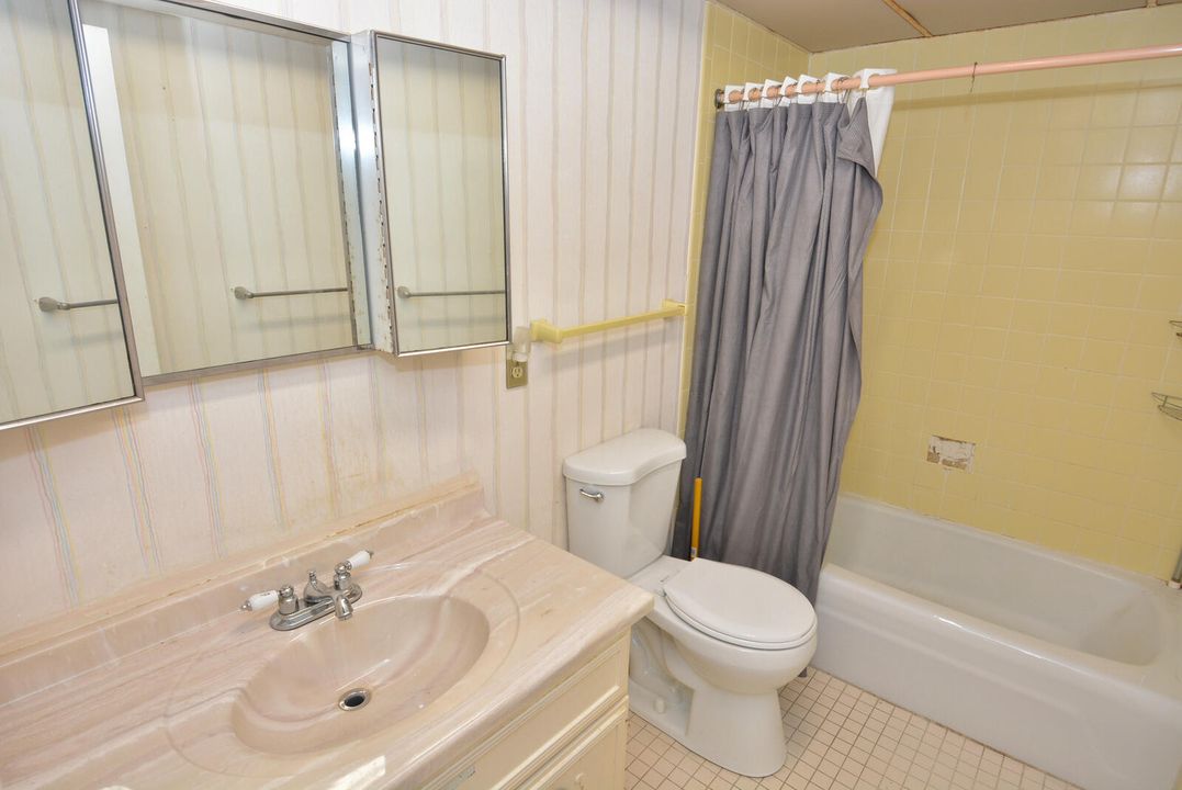 Active With Contract: $139,900 (2 beds, 2 baths, 1032 Square Feet)