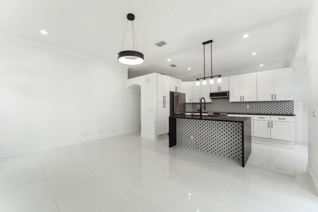 В аренду: $5,000 (4 спален, 2 ванн, 1981 Квадратных фут)