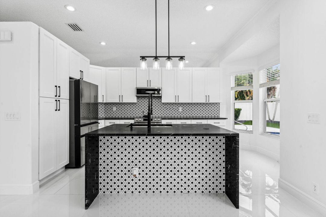 В аренду: $5,000 (4 спален, 2 ванн, 1981 Квадратных фут)