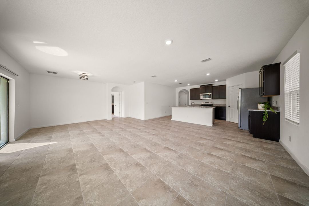 待售: $415,000 (4 贝兹, 2 浴室, 1955 平方英尺)