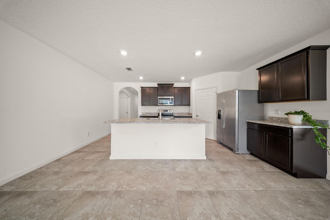 待售: $415,000 (4 贝兹, 2 浴室, 1955 平方英尺)