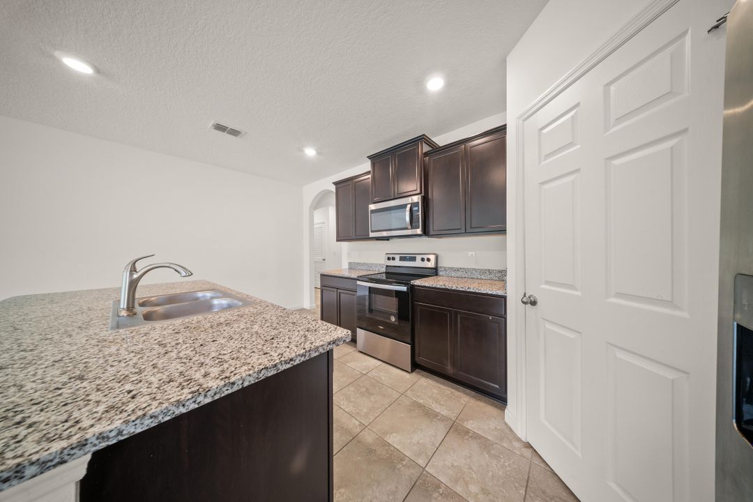 待售: $415,000 (4 贝兹, 2 浴室, 1955 平方英尺)