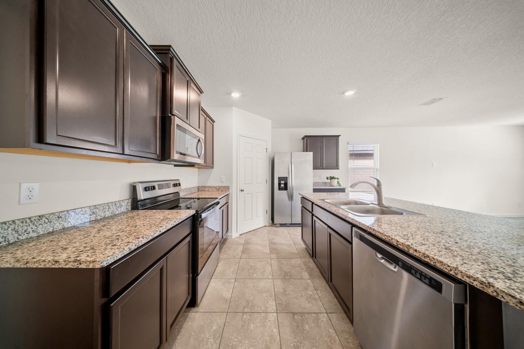 待售: $415,000 (4 贝兹, 2 浴室, 1955 平方英尺)