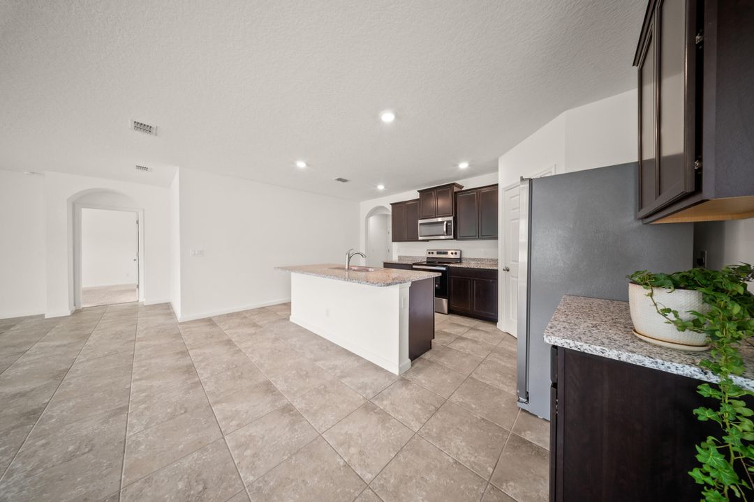 待售: $415,000 (4 贝兹, 2 浴室, 1955 平方英尺)