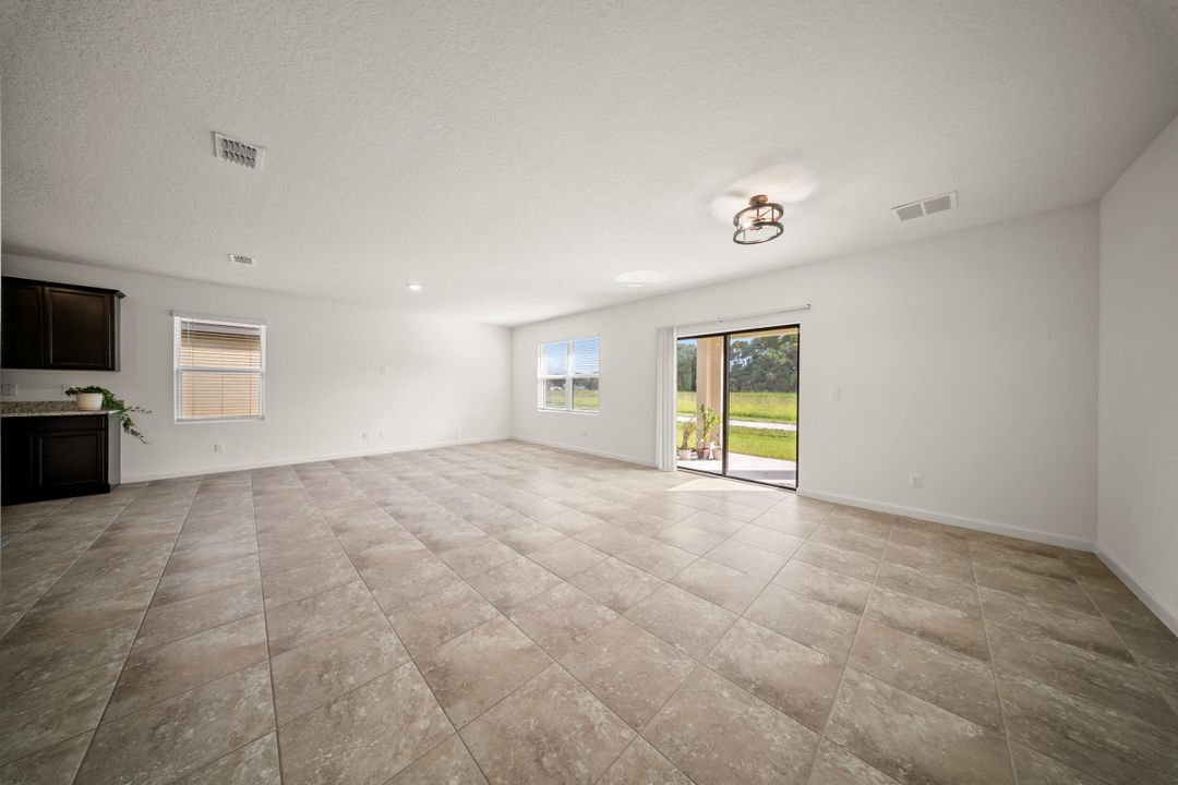 待售: $415,000 (4 贝兹, 2 浴室, 1955 平方英尺)