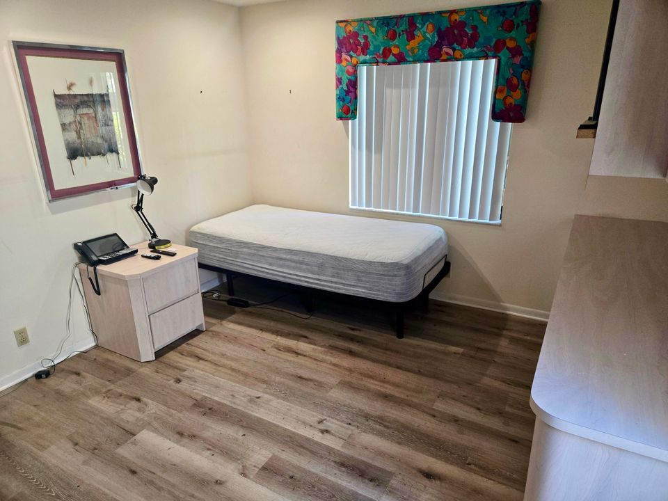 For Sale: $379,000 (2 beds, 2 baths, 1310 Square Feet)