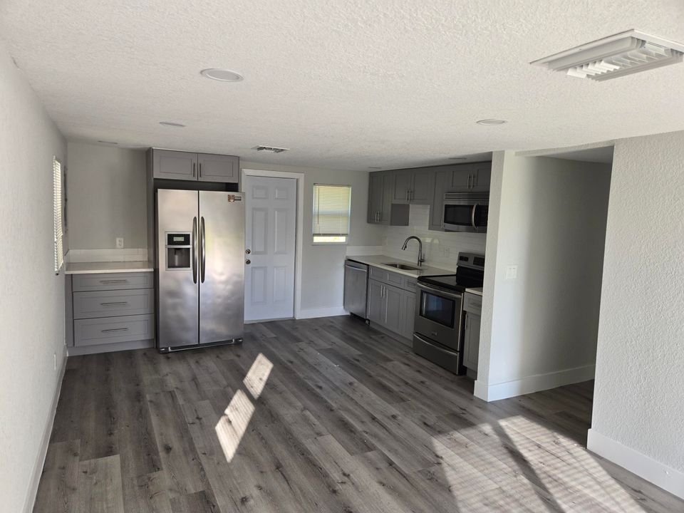 出租: $1,700 (3 贝兹, 1 浴室, 800 平方英尺)