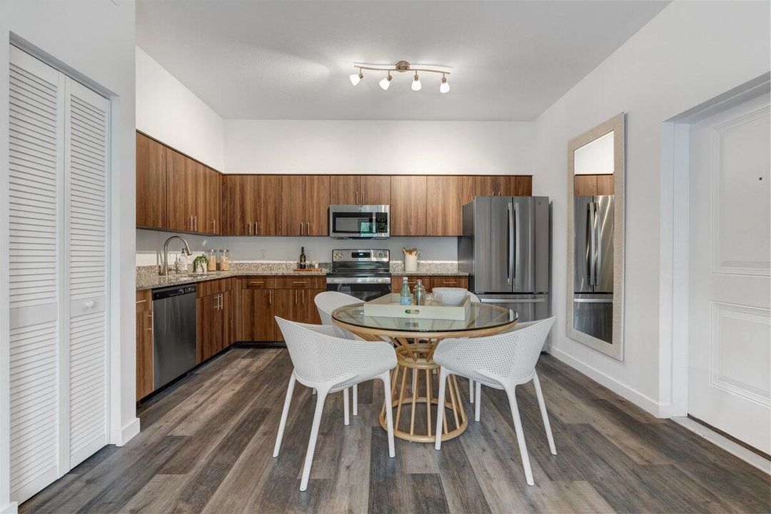 出租: $2,150 (2 贝兹, 2 浴室, 1100 平方英尺)