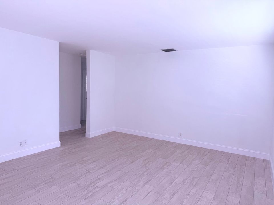 出租: $2,000 (2 贝兹, 1 浴室, 961 平方英尺)