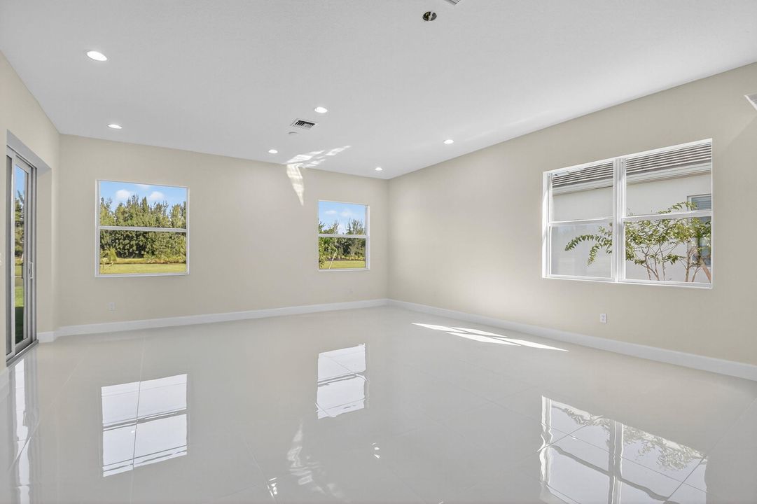 For Rent: $5,300 (5 beds, 4 baths, 4099 Square Feet)