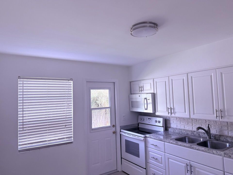 出租: $2,000 (2 贝兹, 1 浴室, 961 平方英尺)