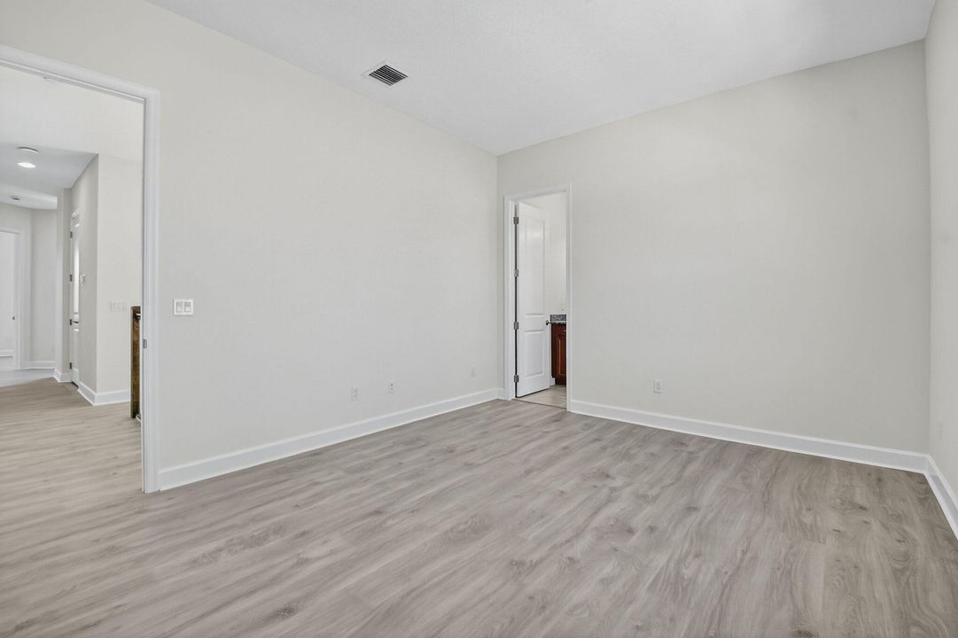 For Rent: $5,300 (5 beds, 4 baths, 4099 Square Feet)