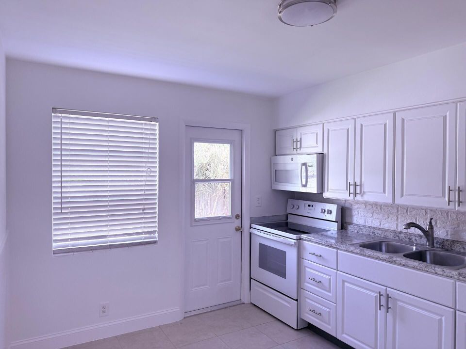 出租: $2,000 (2 贝兹, 1 浴室, 961 平方英尺)