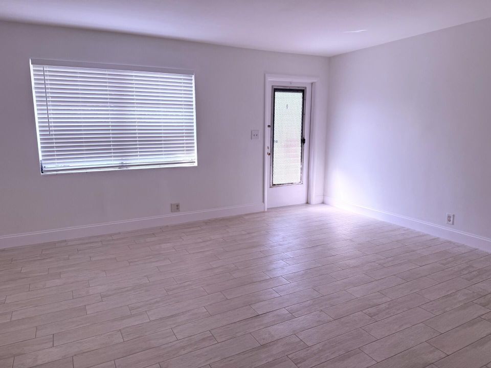 出租: $2,000 (2 贝兹, 1 浴室, 961 平方英尺)