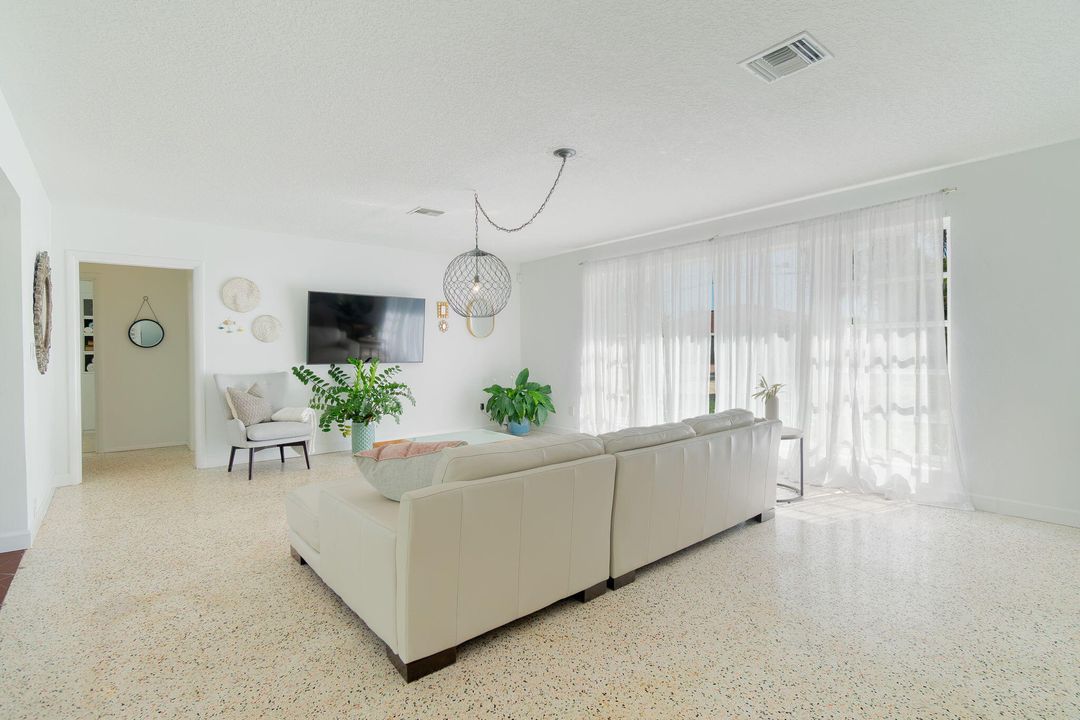 На продажу: $638,000 (2 спален, 2 ванн, 1212 Квадратных фут)