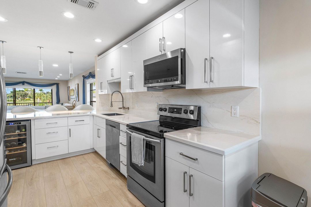 For Sale: $119,900 (2 beds, 2 baths, 1429 Square Feet)