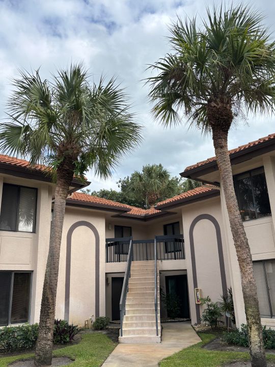 Active With Contract: $2,400 (2 beds, 2 baths, 1200 Square Feet)